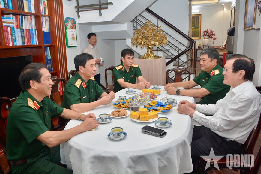 Defense Minister pays pre-Tet visits to former Party and State leaders